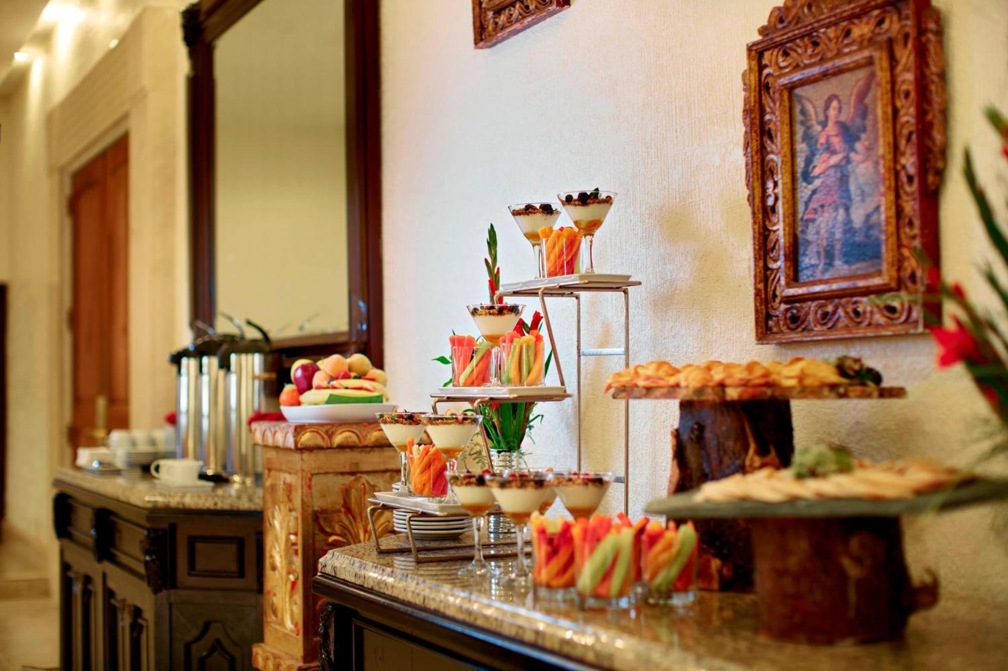 Fiesta Americana Hacienda Істапан-де-ла-Саль Екстер'єр фото A buffet at a hotel